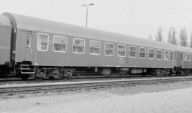 Wagon drugiej klasy Bdn-x na bocznicy w Warszawie, 1992.
Fot....